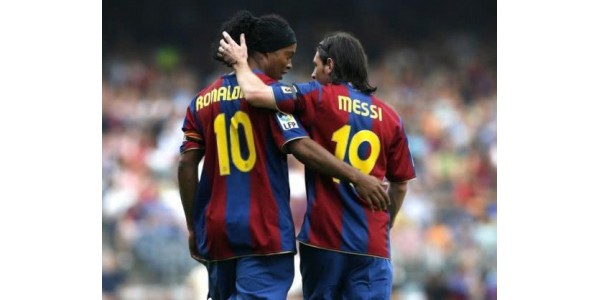 Messi vestindo o 10º aniversário da camisa do Barcelona 10